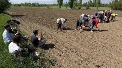 Eğitim Fakültesi Öğrencilerinden Anneler Günü Sürprizi