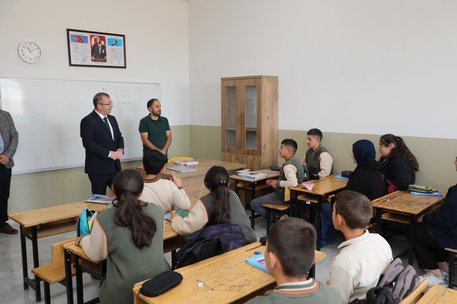 Kars Valisi Ziya Polat’tan İstiklal Ortaokulu’na Ziyaret