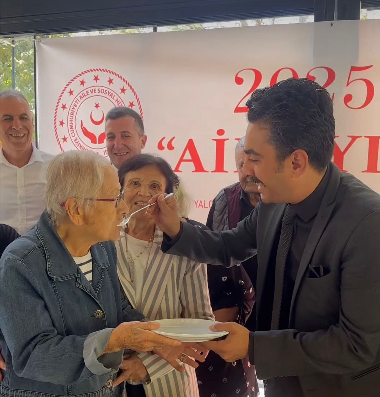 Çınarcık’ta Dünya Yaşlılar Günü: Kaymakam Atak ve İl Müdürü Laçin’den Büyüklerimize Anlamlı Vefa