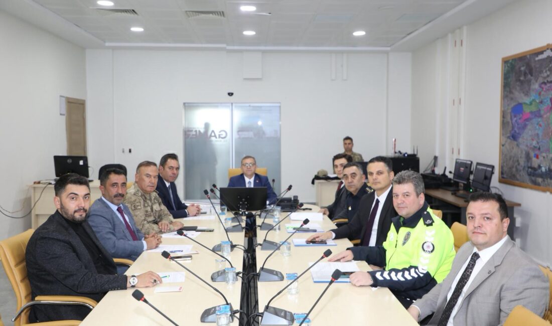 Kars’ta Karayolları Trafik Levhalarının Sadeleştirilmesi İçin Toplantı Düzenlendi CEM DAŞDELEN- KARS /